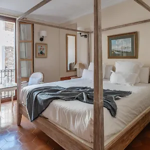 Abril Hotel